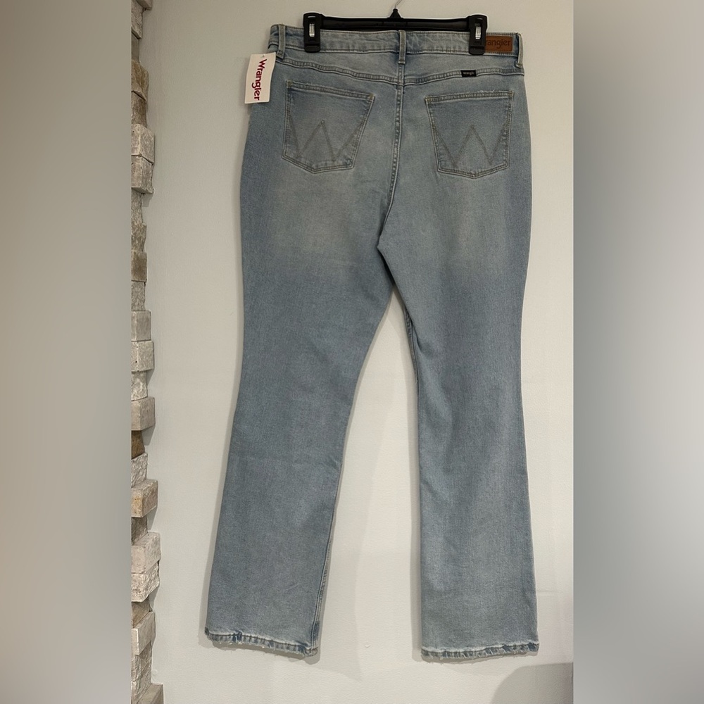 Wrangler Women’s High-Rise Bootcut Jeans
Size: 14 / 32x32 - Picture 3 of 14